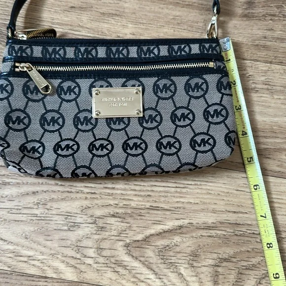 Michael kors wristlet - Picture 3 of 9